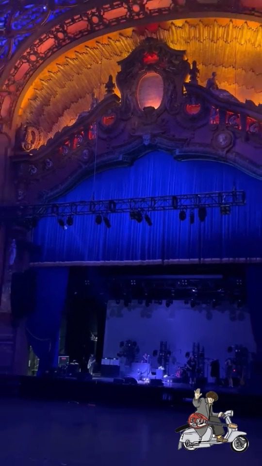 Will Sergeant sends a message from the Brooklyn Paramount Theatre. 🐰