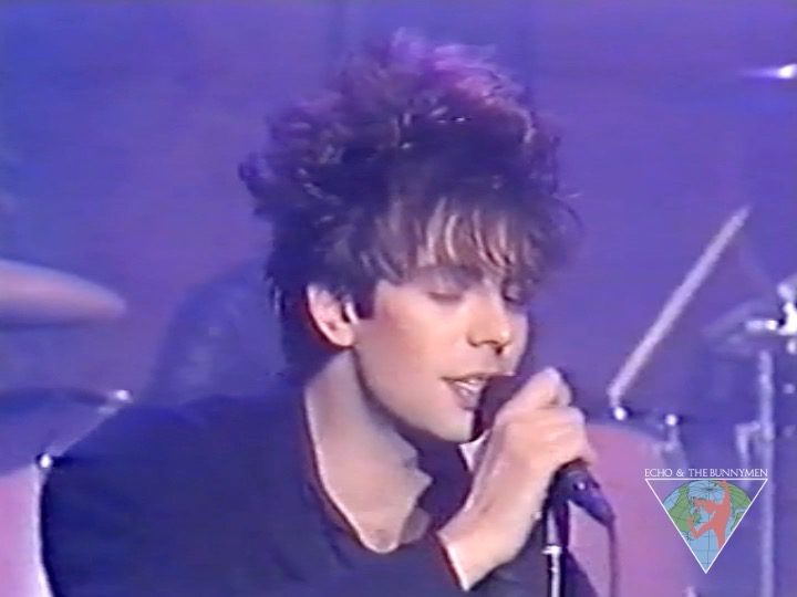 Echo & The Bunnymen performing 'Lips Like Sugar', again with help from Ziggy 'Curly' Stardust. Ian also sings a little bit of 'Strangers in the Night'. Les's bass sounds fantastic. This is the third and final part of this TV special. 🐰💋