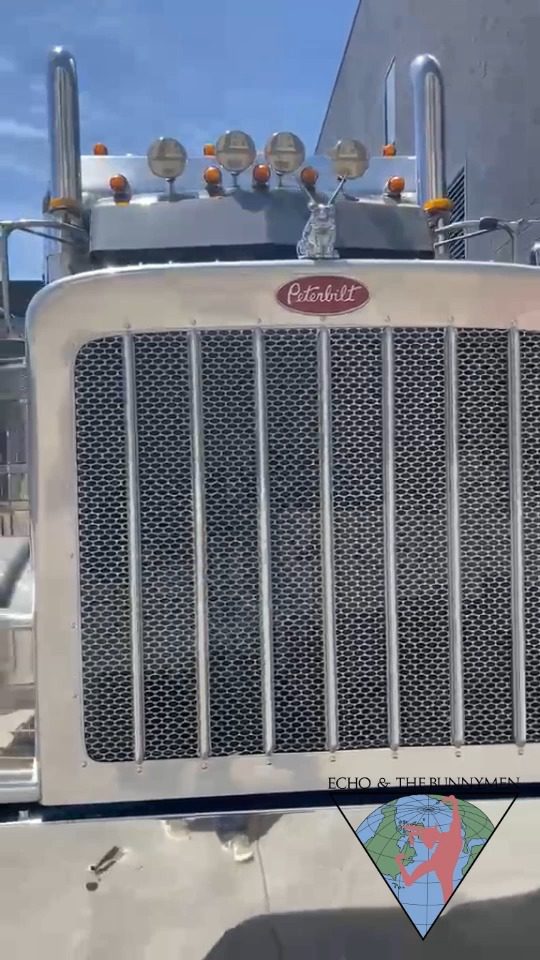 Lord Sergeant introduces us to Steve & Cruise, the drivers behind the Peterbilt truck carrying all the Bunnymen gear across the country.
The live shows simply don’t happen without people like Steve & Cruise keeping everything moving day after day. Absolute legends. 🚛🎸