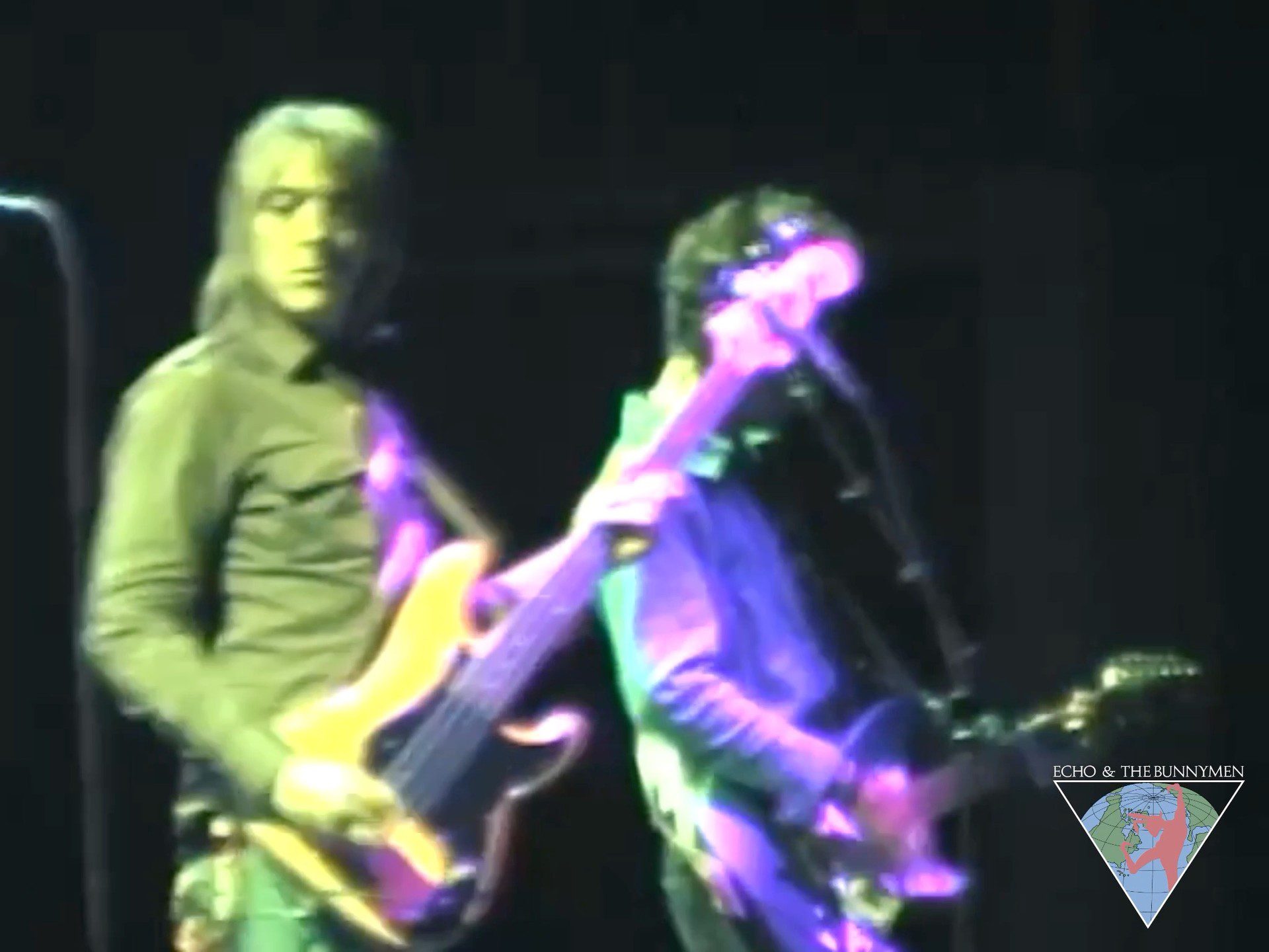 We’re continuing the celebration of Scissors in the Sand with never-before-seen footage from a 2006 live performance at The Key Club, Morongo Casino, USA. What a rhythm section—Ste and Gordy were really going for it! Those were the days of recording on tape, not smartphones 🐰📱