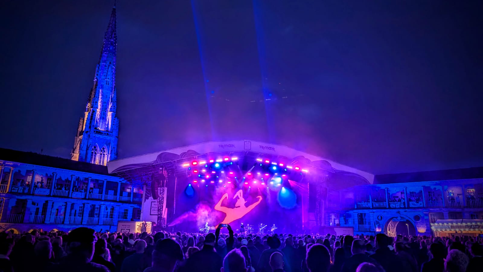 Thank you Halifax. Amazing venue and even more amazing crowd. It was magical. Thanks Ian, Will, Ste, Si, Pete & Mike 🐰🎸🥁🎹