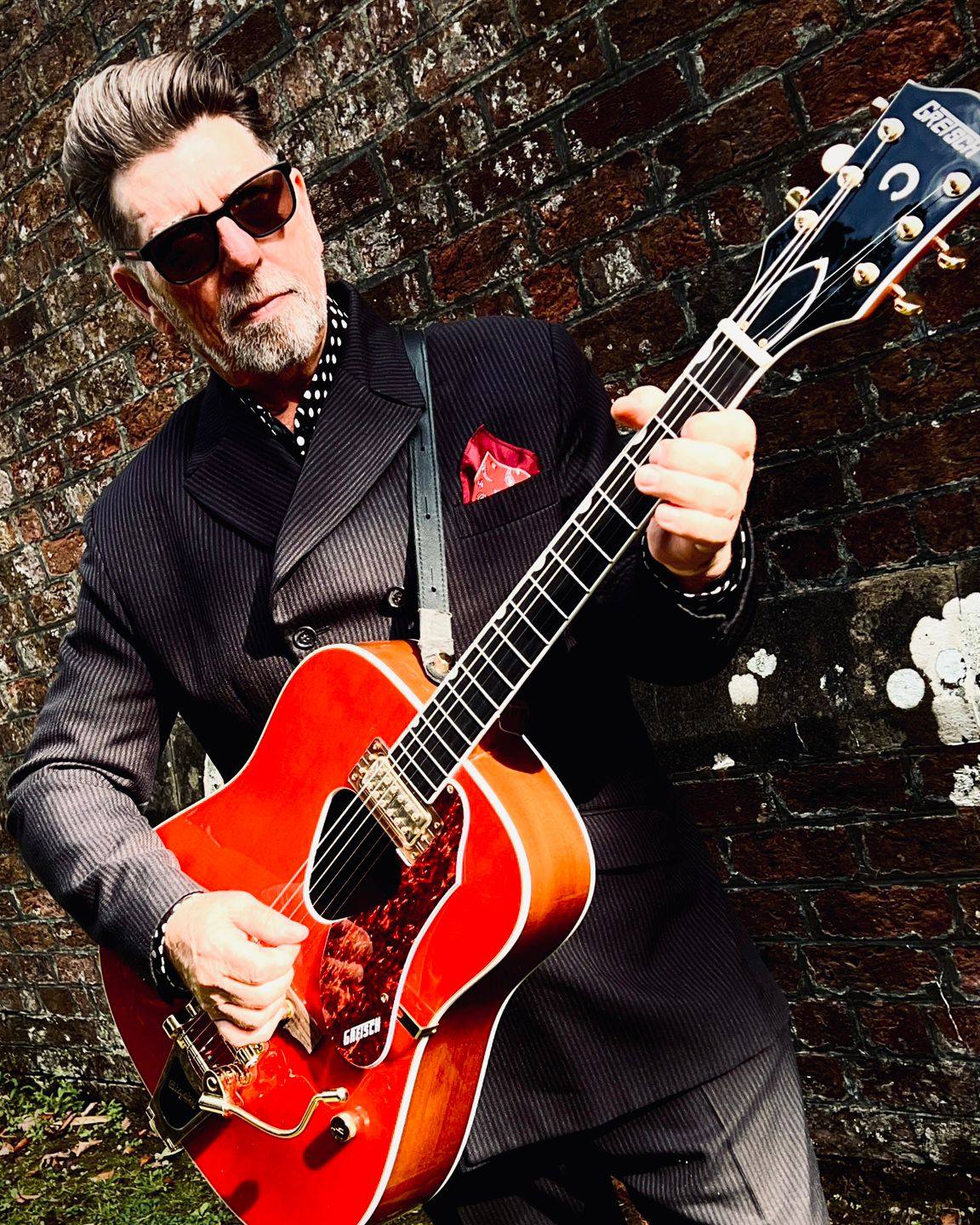 Will Sergeant ha recently taken delivery of this beautiful @officialgretsch G5034TFT Rancher Electro Acoustic in Savannah Sunset. Will says "So nice to play and comes with a whammy bar, now that's just too cool!"
