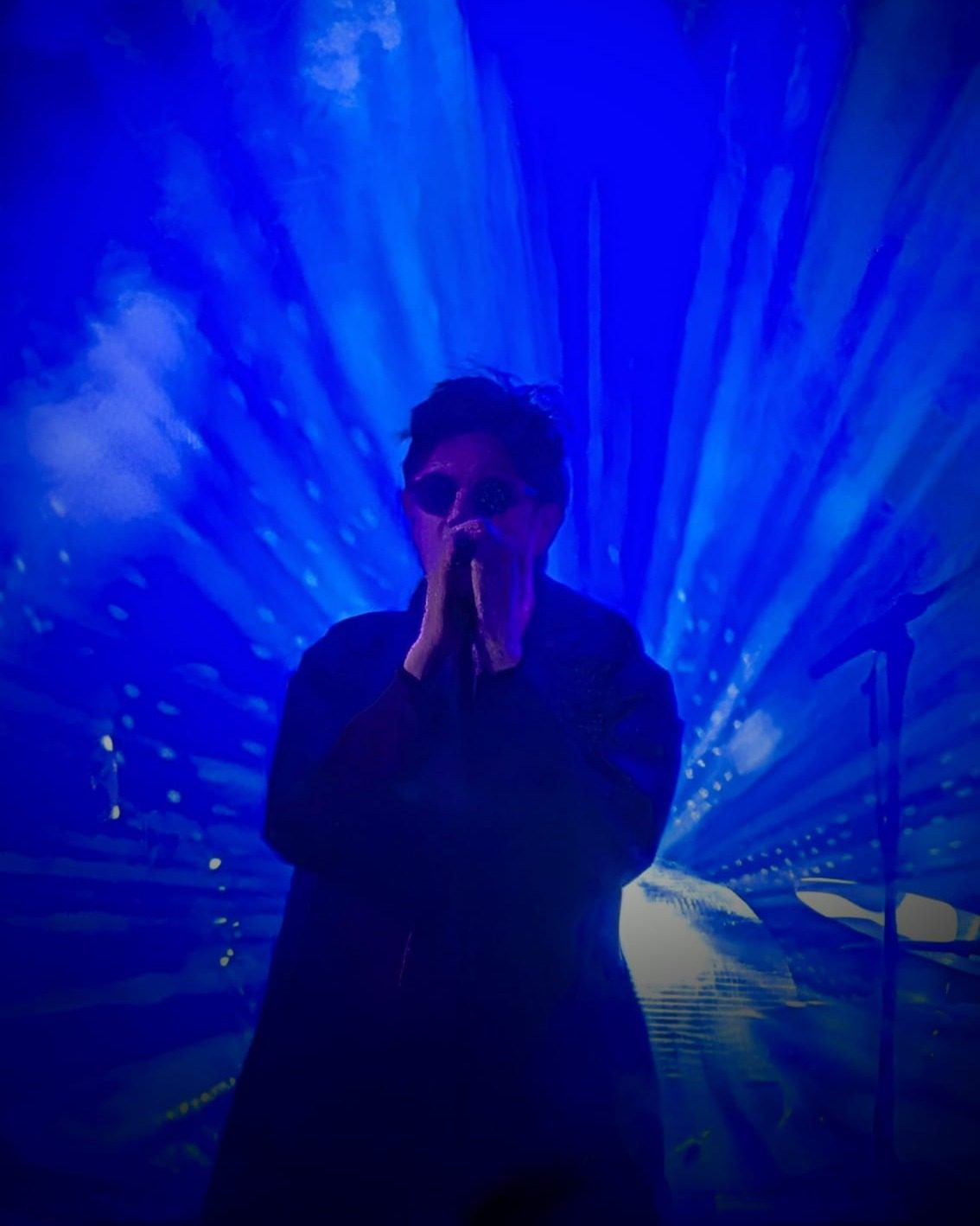 Thank you, Holmfirth, that was a fantastic night, and we hope you all enjoyed your free pint from Ian and Will. We do it all again on Monday at yet another sold-out show. Thanks, Holmfirth. 🐰🎸😎