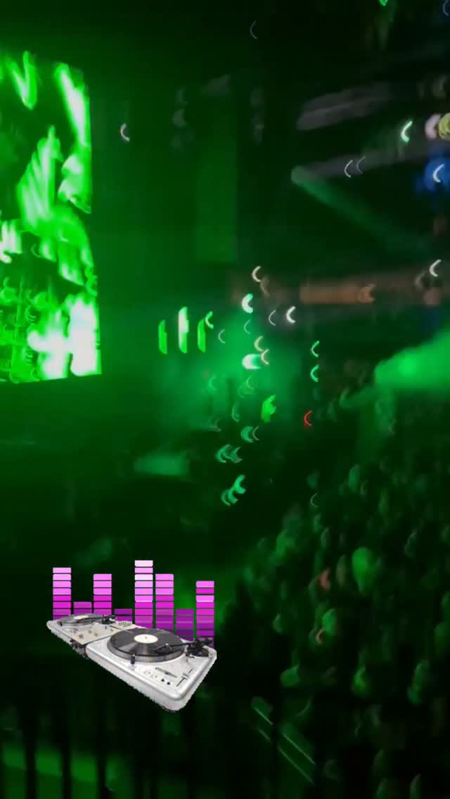 @carlcoxofficial knows the right tunes. 🤘🏻🐰