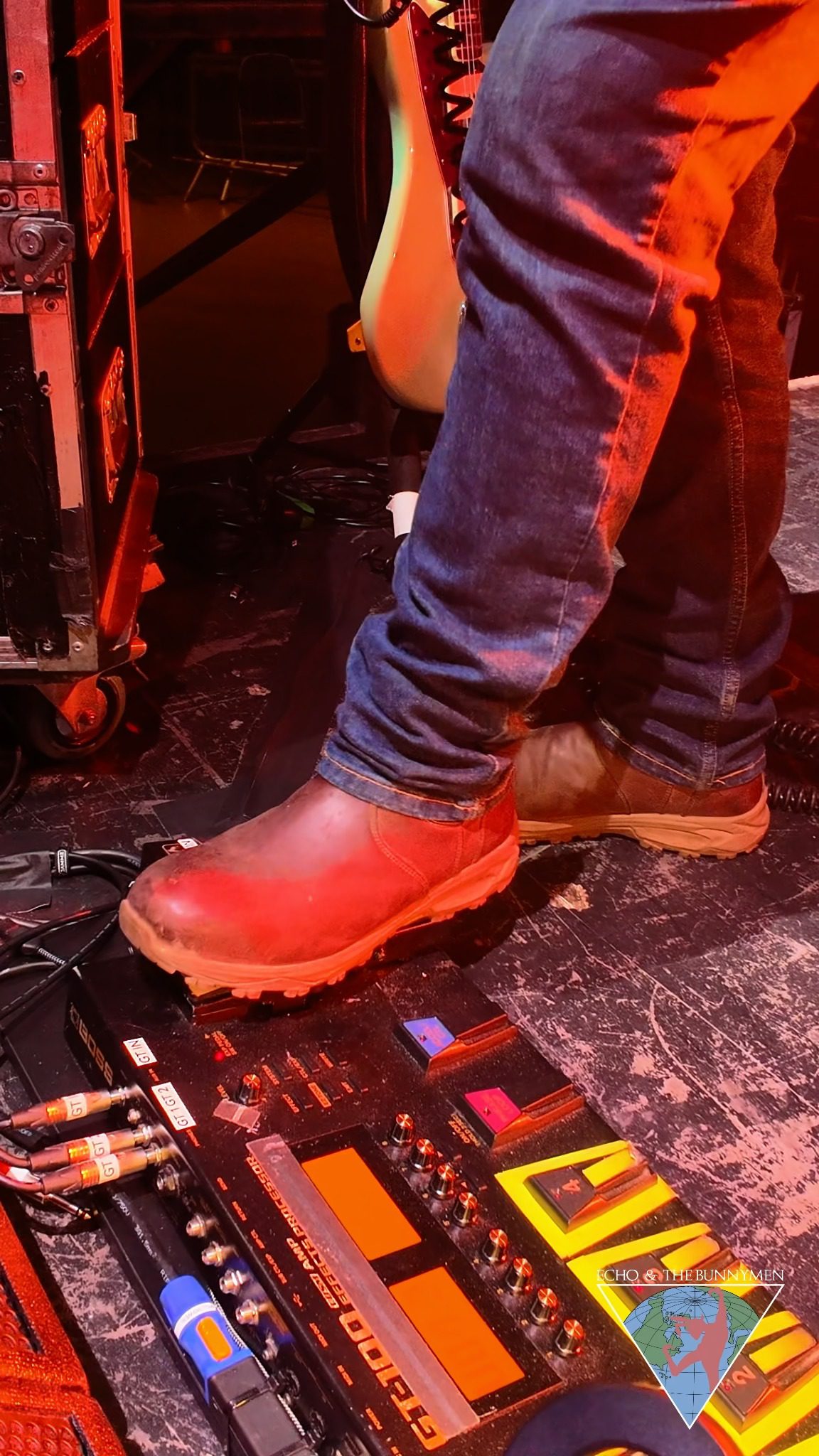 A rare behind-the-scenes moment with Will Sergeant running through the band’s classic track “Crocodiles” during soundcheck at the iconic London Roundhouse. It’s not often you get to witness moments like this. Full video on our YouTube channel. LINK IN BIO TO OUR YOUTUBE CHANNEL 🐊🐰🎸